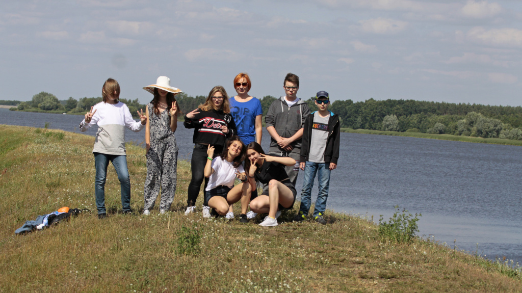 Młodzież nad jeziorem Domaniowskim.